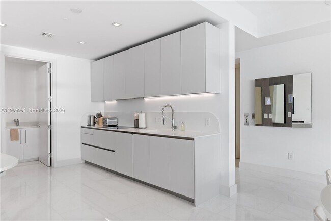 Building Photo - 16901 Collins Ave