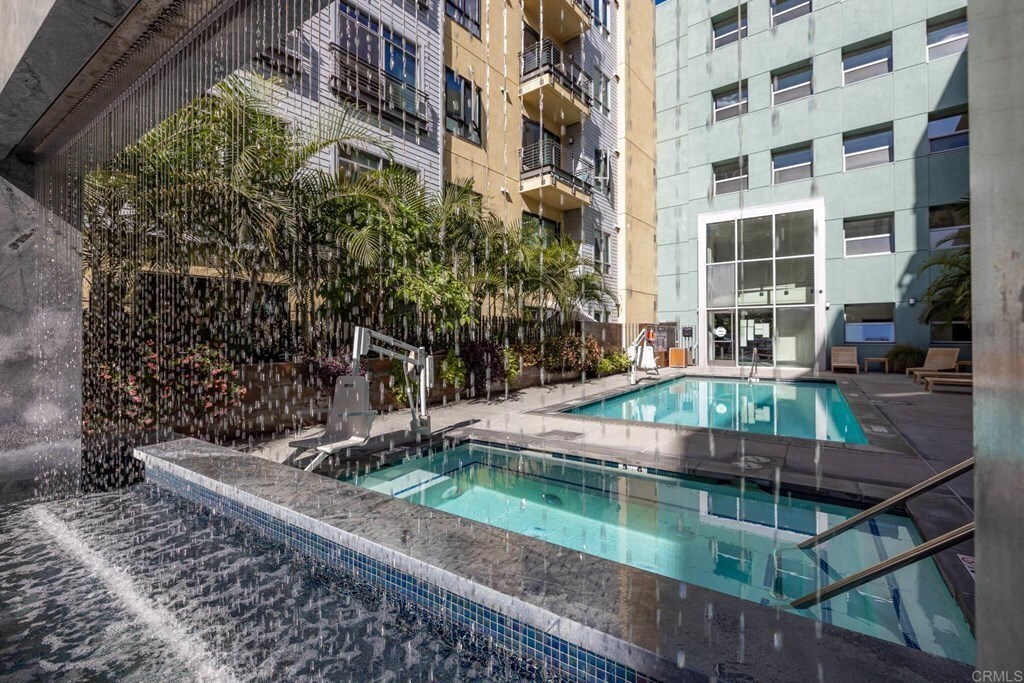 Pool and jacuzzi - 889 Date St