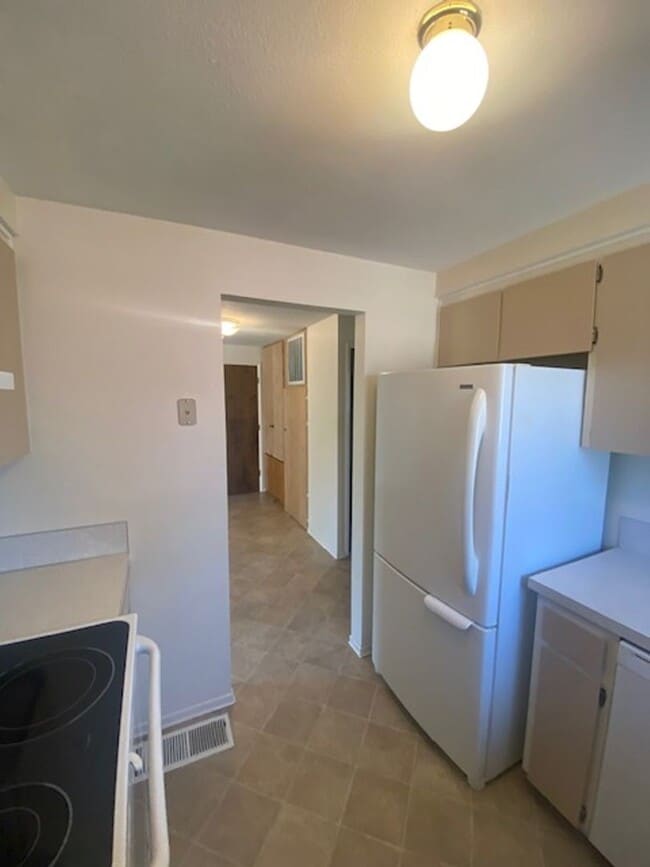 Building Photo - Charming 2 Bedroom Duplex With Fenced Yard In Quiet Neighborhood!