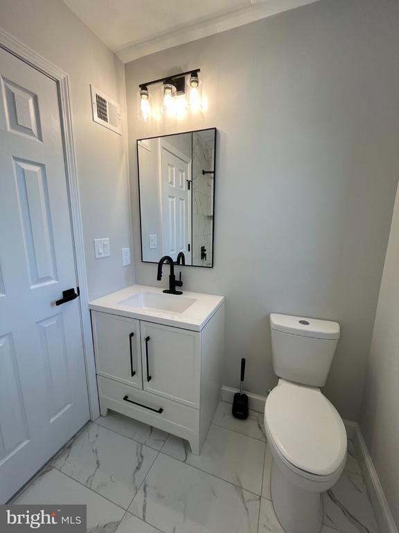 Building Photo - 327 Whittier St NW