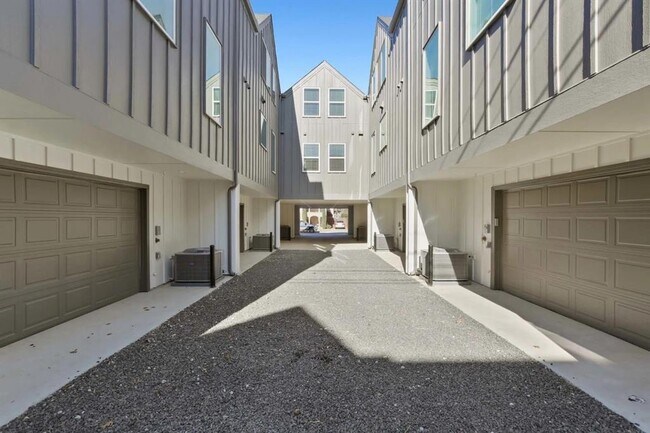 Building Photo - 3241 Rosedale Ave