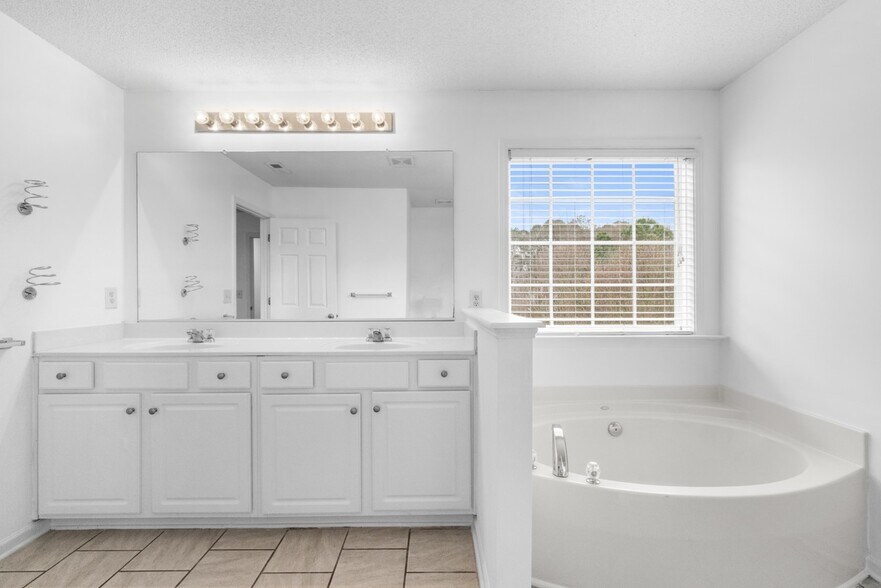 Building Photo - 129 Kellerhis Dr