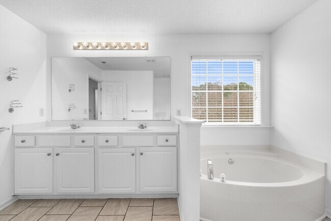 Building Photo - 129 Kellerhis Dr