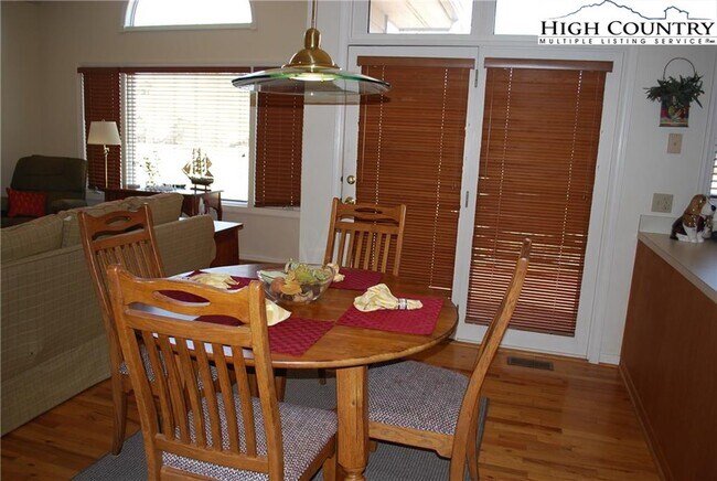 Building Photo - 421 E Landing Dr