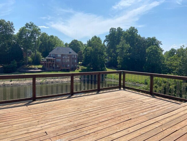 Building Photo - 870 Longstone Landing
