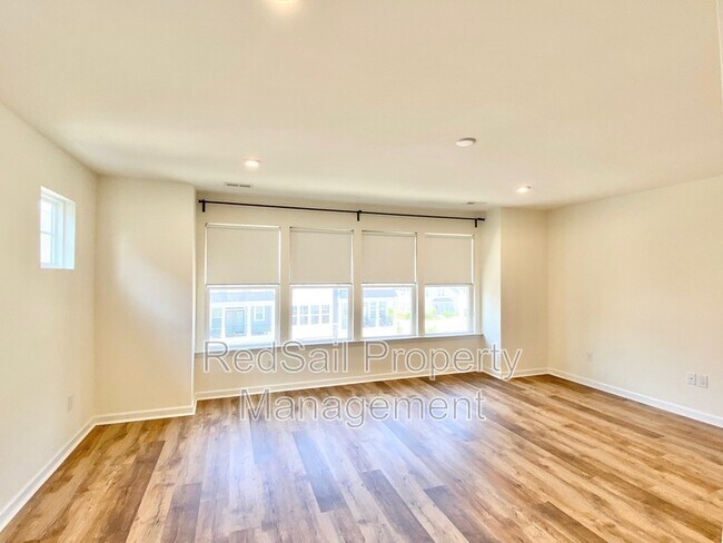 Building Photo - 1575 Green Hill St