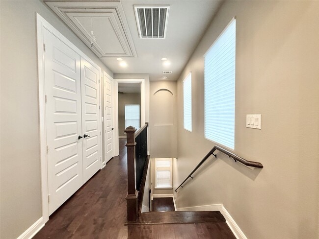 Building Photo - 2116 Couch St