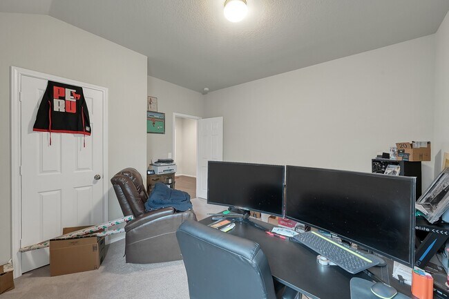 Building Photo - 15127 Willow Tree Ln