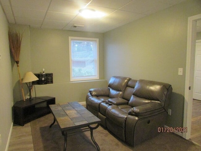 Building Photo - 218 Hart St