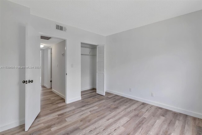 Building Photo - 6141 SW 42nd Ct