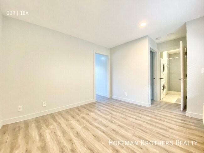 Building Photo - 1537 N Kenmore Ave