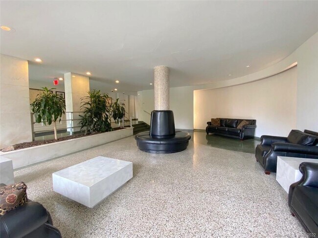 Building Photo - 444 Bedford St