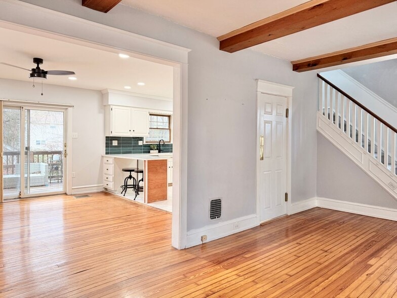 Building Photo - 7041 Harvey Ave