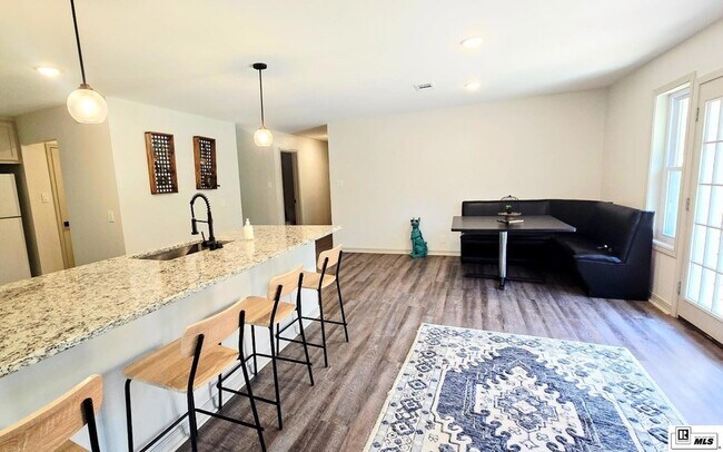 Building Photo - 923 Fortune Dr