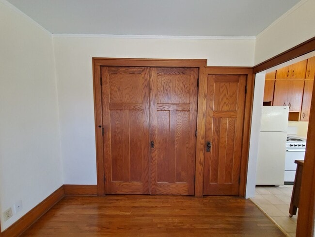 Building Photo - 524 W Seerley Blvd