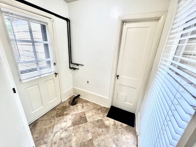 Building Photo - Move-in Ready Brookside Bungalow!