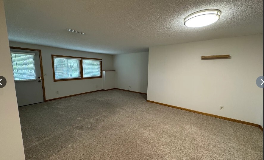 Building Photo - 6990 Redwing Ln
