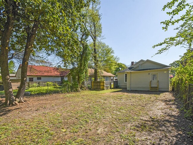 Building Photo - UPDATED AND DARLING 3 bed, 1 bath home nea...