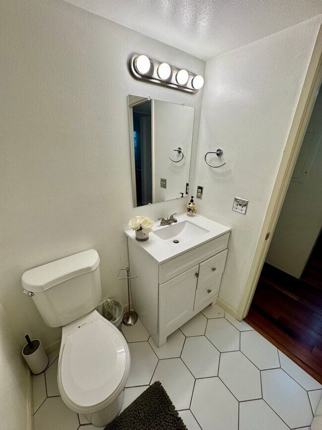 Building Photo - 2 Bedroom, 2 Bath Condo