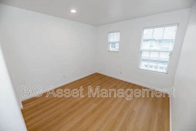 Building Photo - 128 Kingfisher St