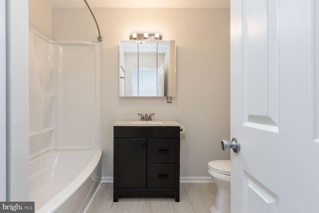 Building Photo - 7 Belaire Way