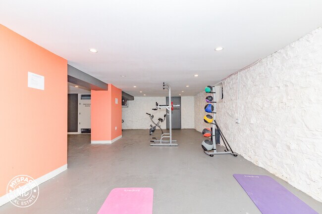 Building Photo - 1671 Lincoln Pl