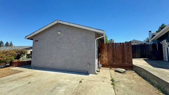 Building Photo - Del Oro #B