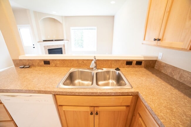 Building Photo - Newer Construction Townhome in Canby