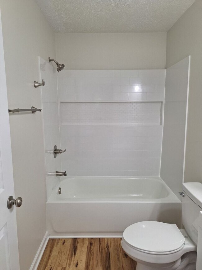 Building Photo - Duplex located in the heart of Oak Ridge.