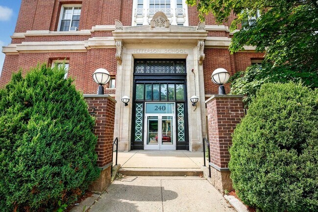 Building Photo - 240 Heath St