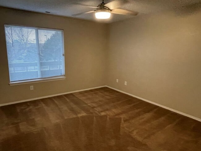 Building Photo - 1 Bedroom Condo in gated Hunting Meadows