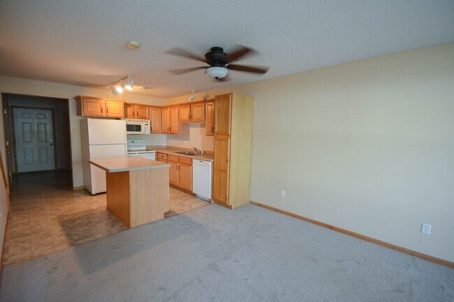 Building Photo - 2-story townhome in fantastic location!