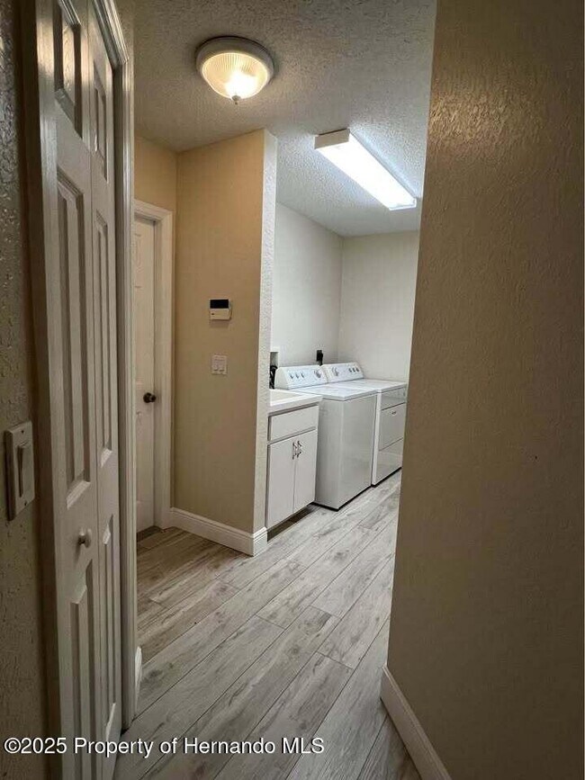 Building Photo - 9448 Tooke Shore Dr