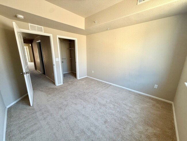 Building Photo - 2 WEEKS FREE! Spacious Townhome!