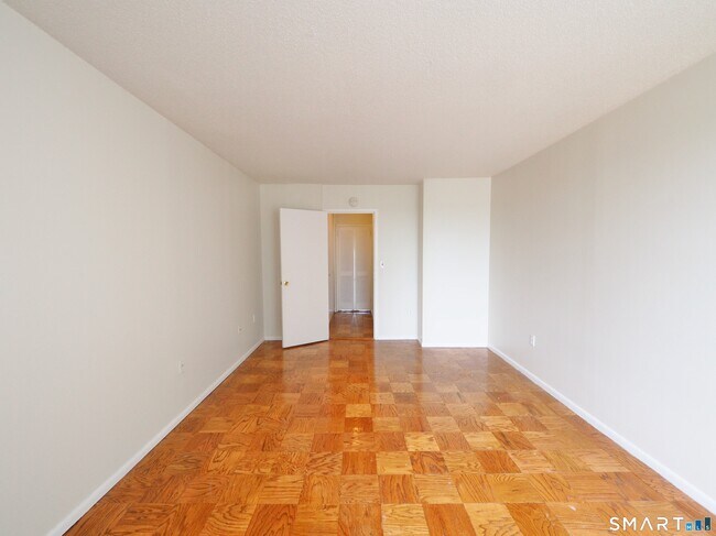 Building Photo - 44 Strawberry Hill Ave
