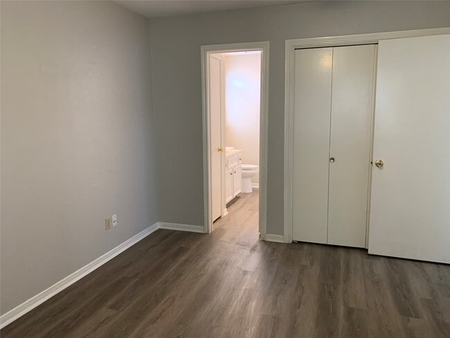 Building Photo - 585 Warsaw Dr