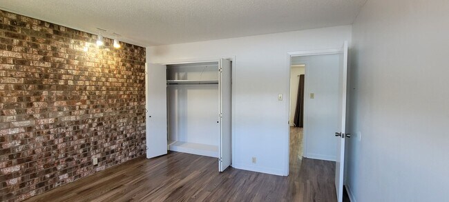 Building Photo - LARGE 2 BEDROOM 3 BATH CONDO IN COLONIAL PARK
