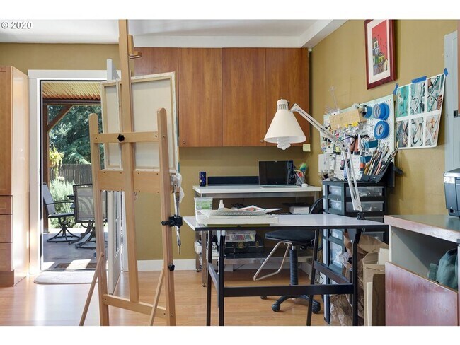 Building Photo - LAKE OSWEGO/LAKE GROVE LARGE UPDATED HOME ...