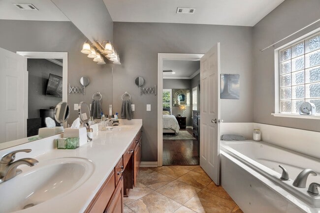 Building Photo - Fabulour Bridgeport S/D Home w/AMAZING out...