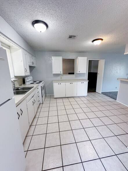 Building Photo - 106 Oak St