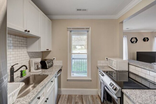 Building Photo - 2201 1/2 Summit St