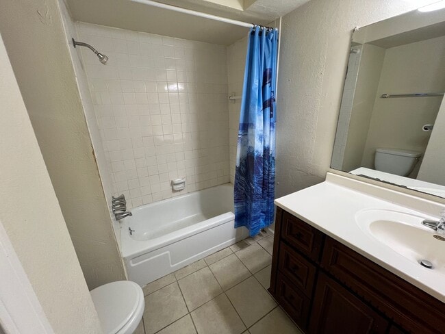 Building Photo - ground floor 1 bedroom condo!