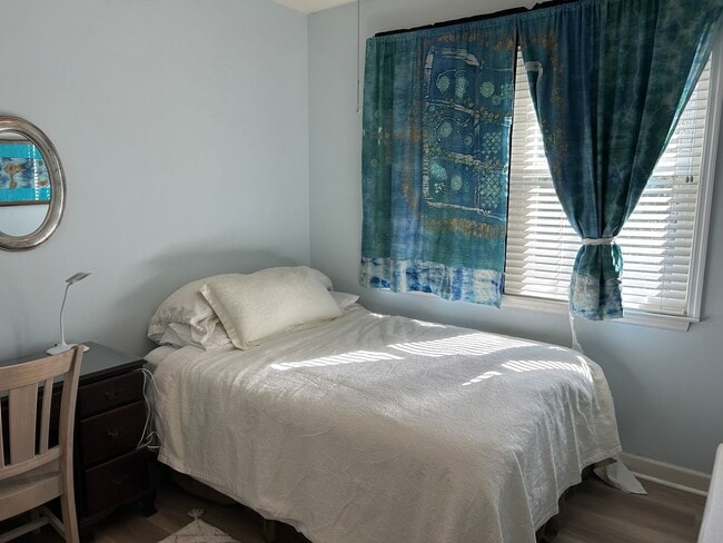 Building Photo - Fully Furnished: Stunning 3 - Bedroom 2.5 ...