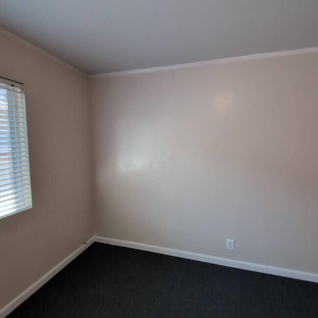 Building Photo - 890 Poplar St
