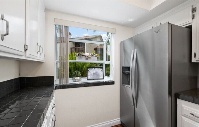 Building Photo - Bright & Spacious Unit with Natural Light