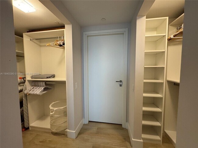 Building Photo - 1300 Brickell Bay Dr