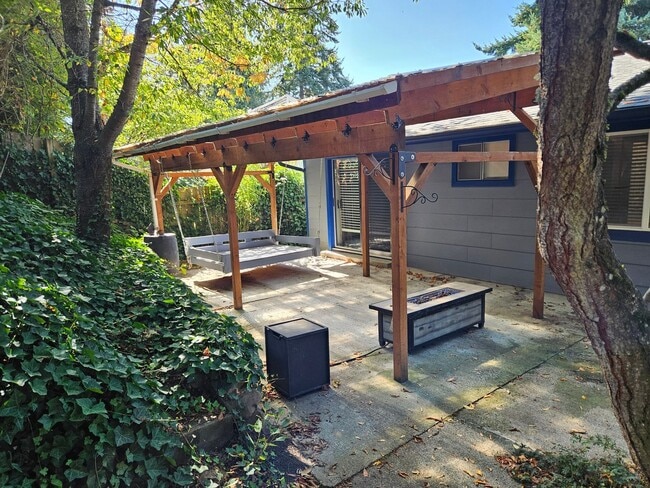 Building Photo - Cozy Wooded Vintage Charmer