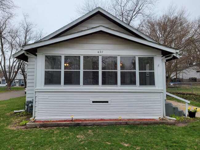 Building Photo - 627 N Sunset Ave