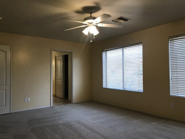 Building Photo - Gilbert Home - 5 Bed + Den & 2.75 Bath with Beautiful Pebble Teck Pool