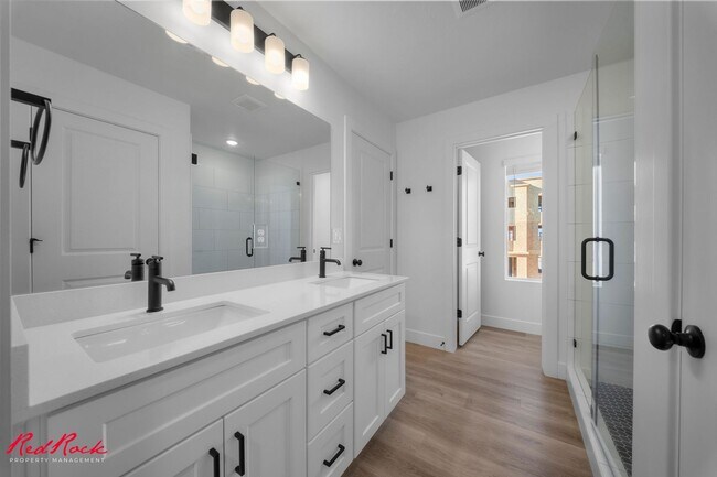 Building Photo - 3 Bedroom Townhome in Desert Color